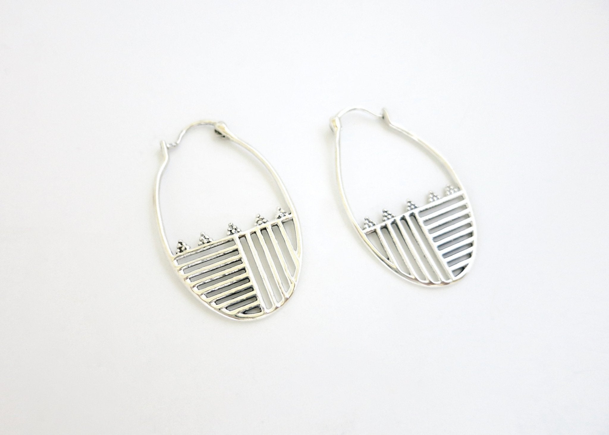 Kendi oval hoops with a line patten - Lai