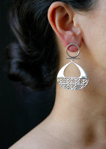 Urian dramatic lattice work earrings - Lai
